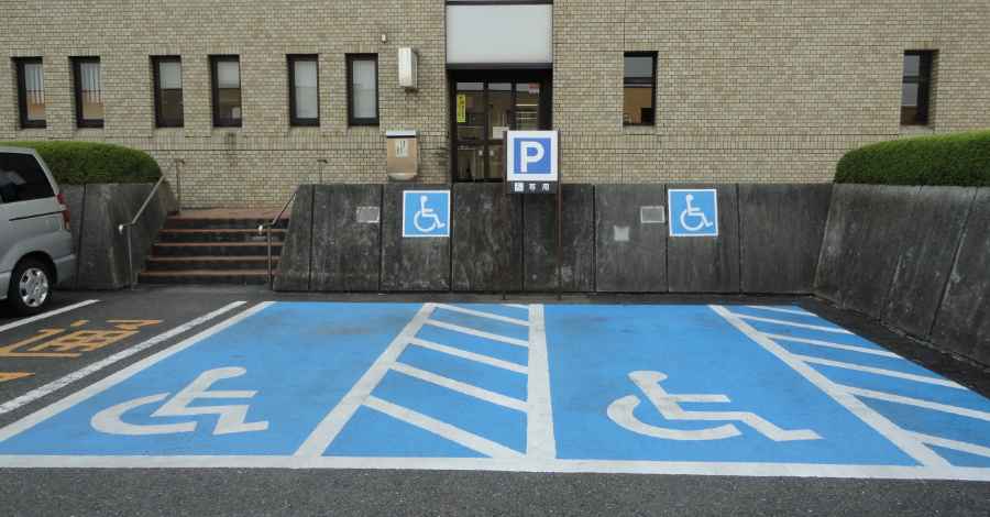 障害者のための国際シンボルマークが表示された障害者等用駐車区画の写真
