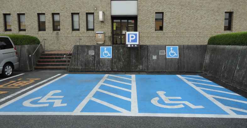 障害者のための国際シンボルマークが表示された障害者等用駐車区画の写真